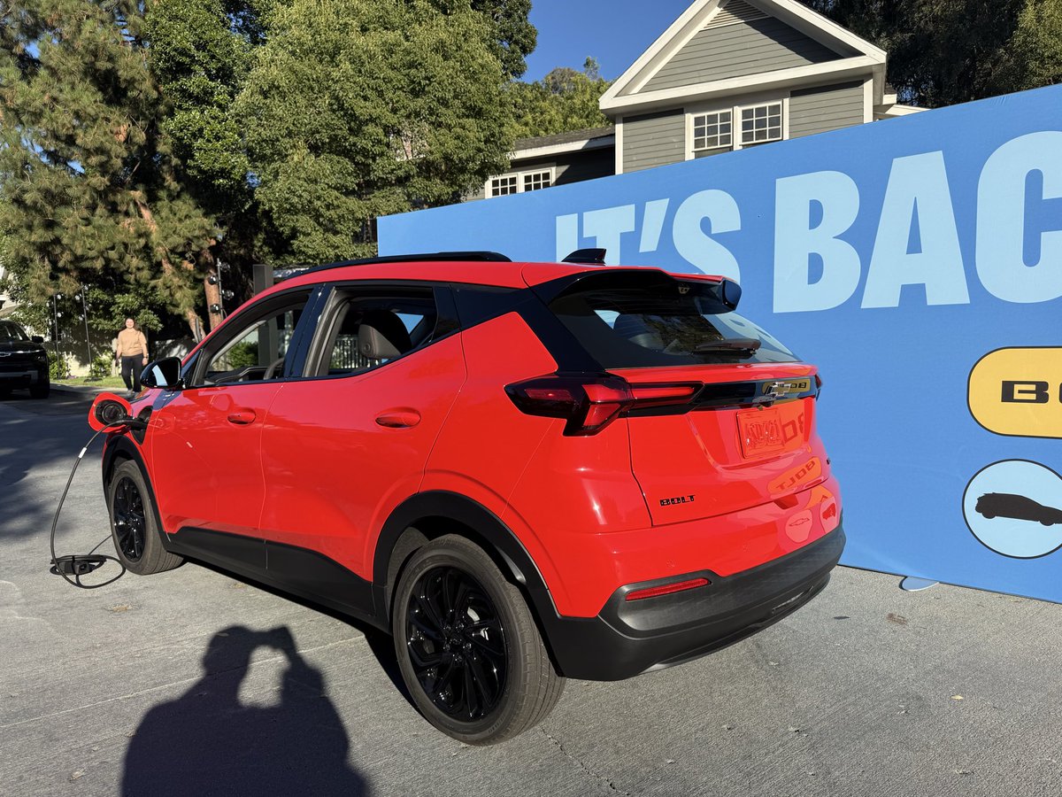 KilowattStation's tweet image. 2027 Bolt
15th EV in GM’s Lineup
255 miles of GM Est. Range
10-80% in 26 minutes (GM claimed 3X Faster Charging than Outgoing Model)
Native NACS
Built in Kansas City
Launch Edition starting at $29,990
LT Trim coming later at $28,995
#bolt @chevrolet @theEVgeek