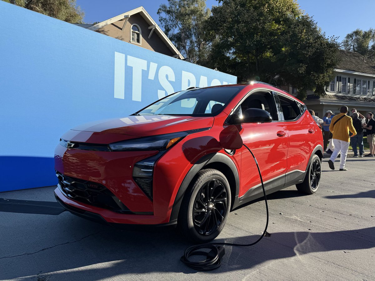 KilowattStation's tweet image. 2027 Bolt
15th EV in GM’s Lineup
255 miles of GM Est. Range
10-80% in 26 minutes (GM claimed 3X Faster Charging than Outgoing Model)
Native NACS
Built in Kansas City
Launch Edition starting at $29,990
LT Trim coming later at $28,995
#bolt @chevrolet @theEVgeek