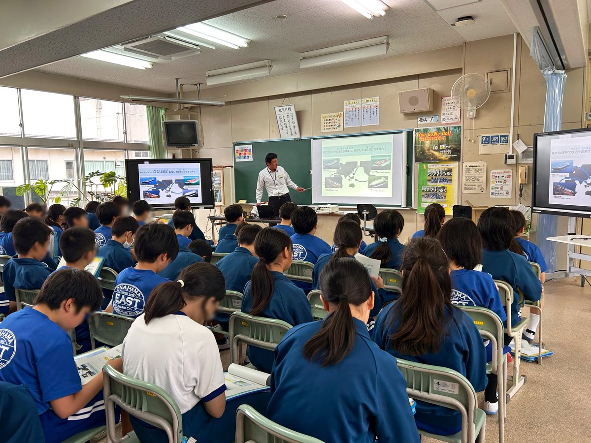 kaijikoho_tht's tweet image. ⿻ 海洋教室 ⚐˒˒
10月7日、#いわき市 内の小学生を対象に(公財)東北海事広報協会 と共催で「小名浜海洋教室」を開催しました!
児童たちは海運と造船に関する講話を受けたのち、普段は立入規制のかかる埠頭や #小名浜 マリンブリッジ から、係留船や荷役機械など小名浜港の様子を見学しました🚌👀
