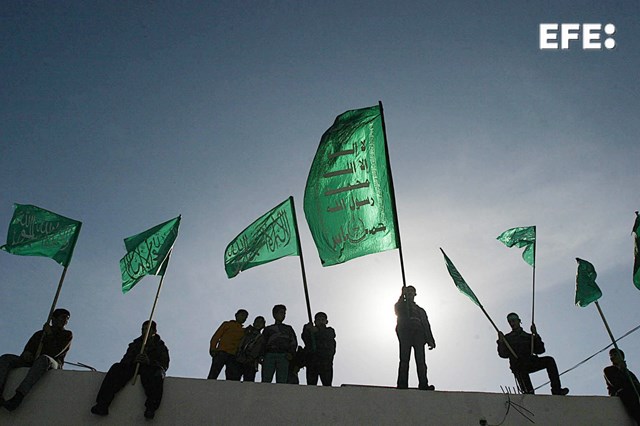 EFEnoticias's tweet photo. El grupo islamista Hamás anuncia haber alcanzado un acuerdo con Israel para "poner fin a la guerra en Gaza" que estipula la retirada del Ejército de Israel de la Franja, la entrada de ayuda humanitaria y el intercambio de prisioneros.
https://t.co/PEAlhHLQs6 https://t.co/wxpbMUFaOb