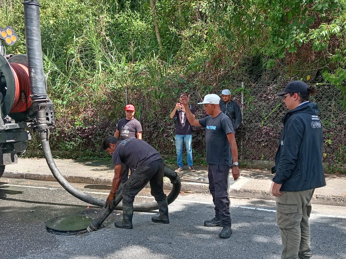 ServiciosEH's tweet photo. 📢 #ServiciosEHInforma 💦 | #Mantenimiento #08Oct
🚛 Se efectuaron labores de mantenimiento🛠️a colector de 8" donde se logro remoción de una obstrucción con el camión vactor, en el tramo entre la tanquilla de aguas servidas y boca de visita.
📍Los Naranjos, Avenida El Paují 🔽 https://t.co/HBSBMyWGqB
