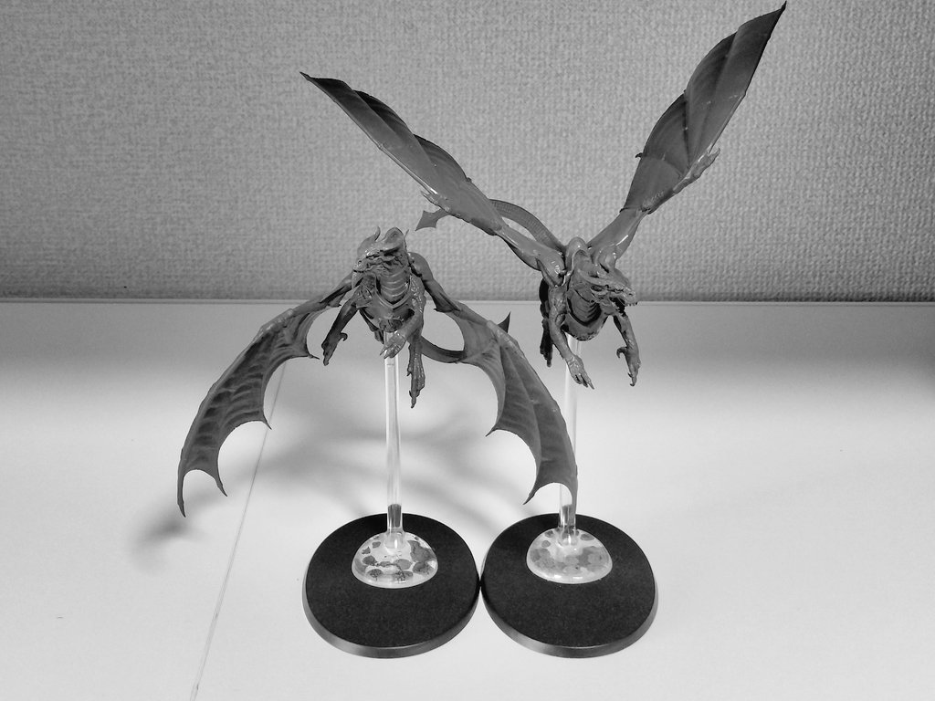ストームドレイク
2体のベースをくっつけて横並びにしても翼が干渉しないように造形されてるの凄い