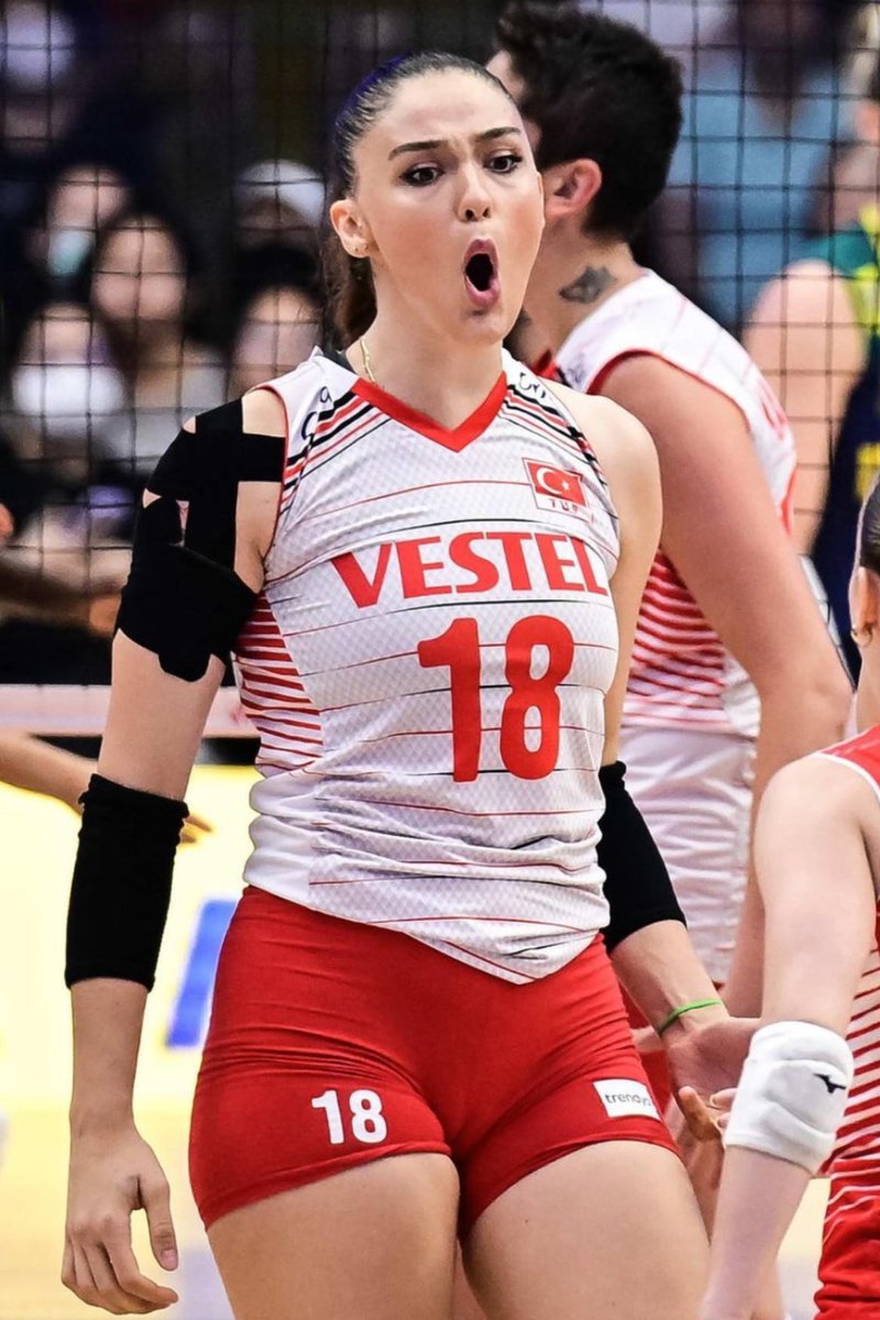 InsideDaHuddle's tweet image. “ Inside The Huddle “ Week 6 #FantasyFootball Show Presents “ Bank$ Beauty Of The Week : VakıfBank S.K. Volleyball Club Turkish Professional League Player “ Zehra Gunes “
#BeautyOfTheWeek #NFL #InsideTheHuddle