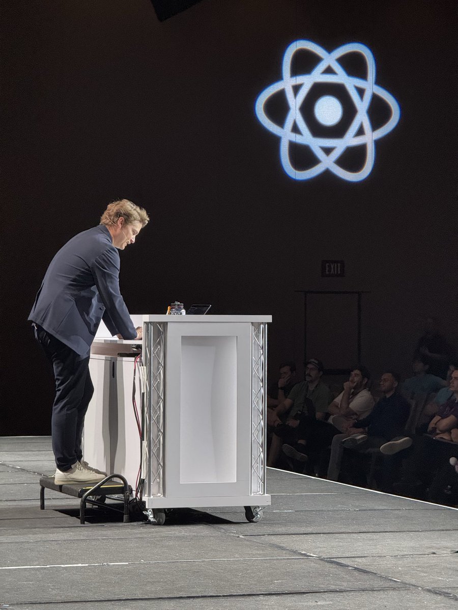 mattcarrollcode's tweet image. .@rickhanlonii back on stage at React Conf!