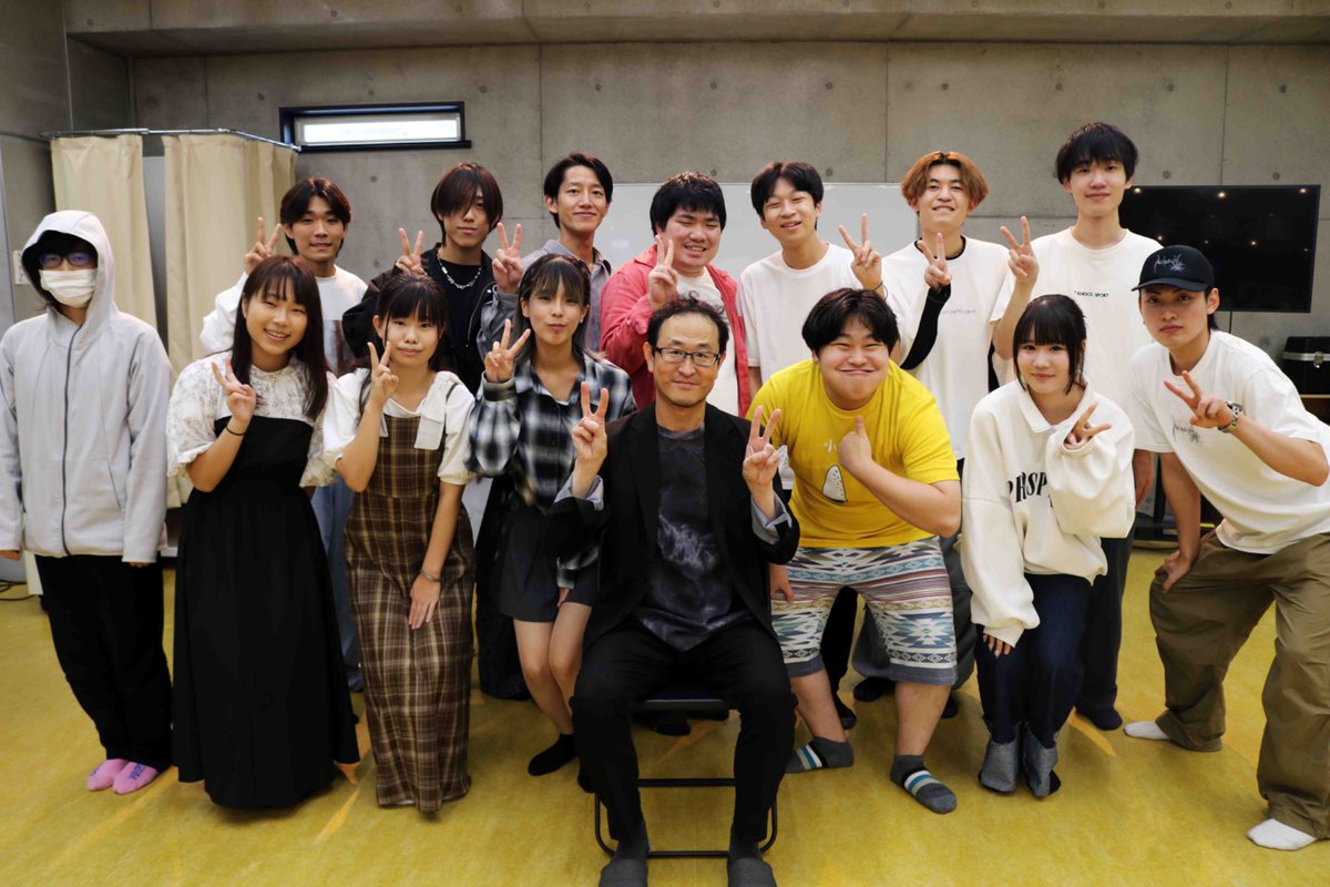 声優芸能科2年生は定期的に大手声優事務所「賢プロダクション」による特別授業を受講しています✊ 今回は所属声優の四宮豪さんによるオーディション対策ナレーション編🎤
オーディション形式で発表した後、一人ずつ個別で改善方法を教えて頂きました✨✨ 四宮さん、本当にありがとうございました😊