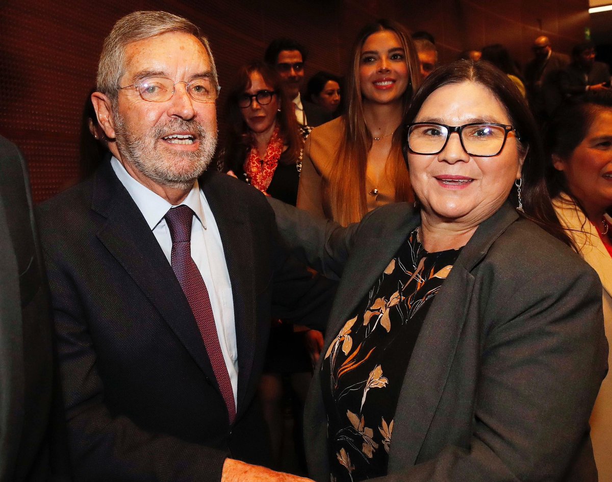 En el <a href="/senadomexicano/">Senado de México</a> escuchamos la comparecencia del canciller Juan Ramón de la Fuente.
Su mensaje reafirma una política exterior con rumbo y principios: #México dialoga, construye y defiende su soberanía con dignidad.
La diplomacia, al servicio de nuestra gente, dentro y fuera