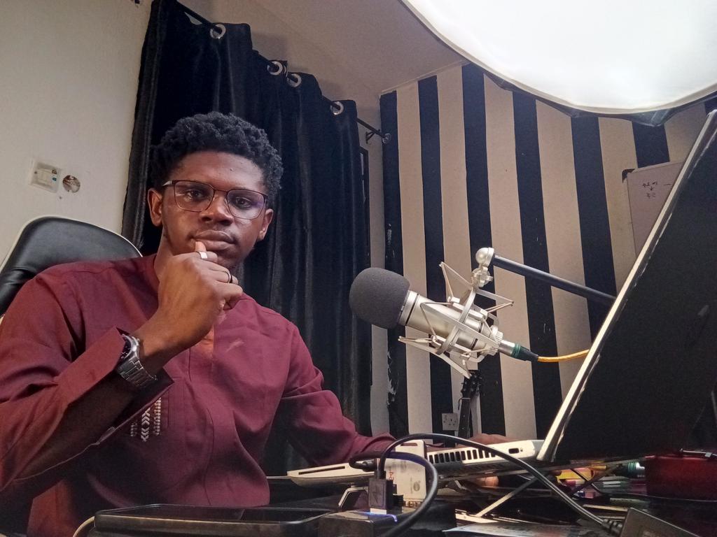 I'm looking for a Junior Android developer, that understands android studio code software interface. and can use source code to build game.

If you pass the test you can work along side with me. And get paid for any job you do with me.

Comment: J Android studio code.