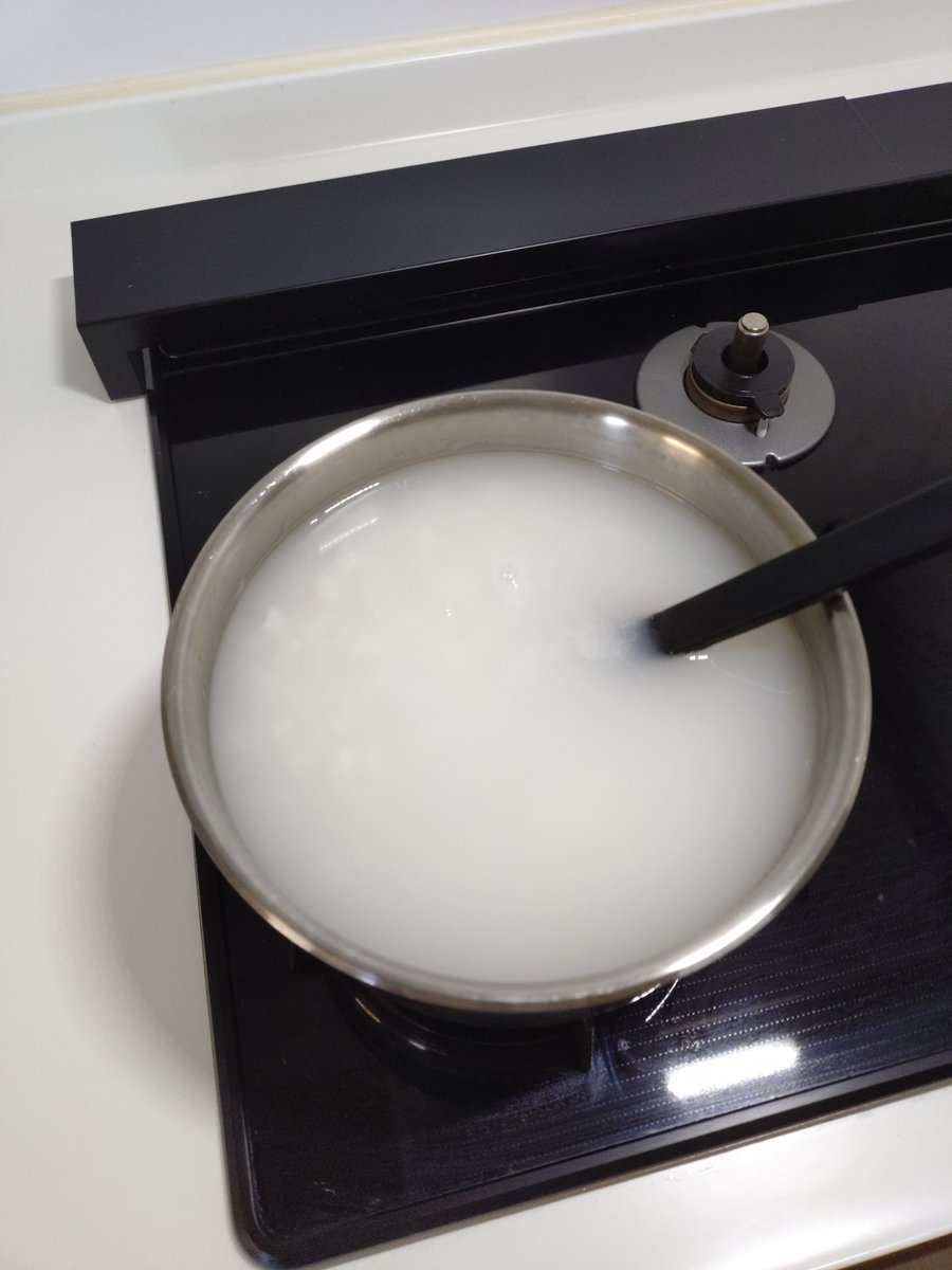 昨晩、最後におかわりした息子が炊飯器ちゃんと閉めなかったので一晩開いてたのでカッピカピになった米をどうにかしようとおかゆにしたので本日母は修行僧みたいな食事になります💢

#息子のやらかし
#おかゆ生活
#強制修行僧