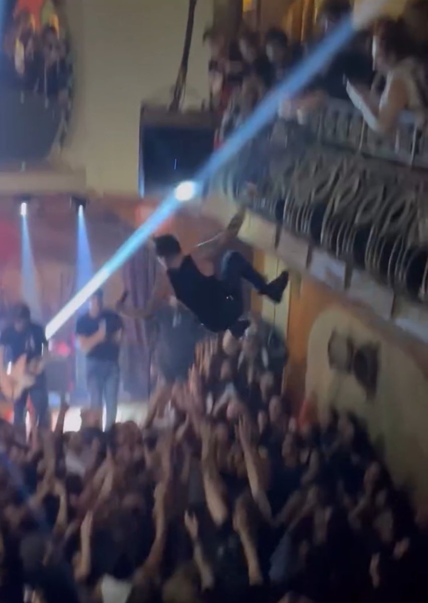 E se a gente fizer uma trend, poste aqui seu vídeo do Caio Aranha deixando o Rockambole todo em choque. Só pra gente ver de outros ângulos kkk