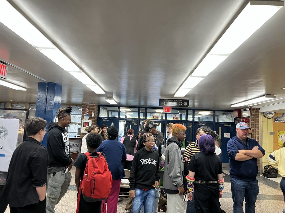 The D31 Middle School and High School Fair was a big success as hundreds of families came together to meet with Superintendent, Dr. Roderick Palton and the leaders from across the District 31 middle schools and high schools. <a href="/DocPalton/">Doc Palton</a> <a href="/CChavezD31/">Christine Chavez</a> <a href="/christineloug14/">Christine Loughlin</a> <a href="/CSD31SI/">CSD31StatenIsland</a>