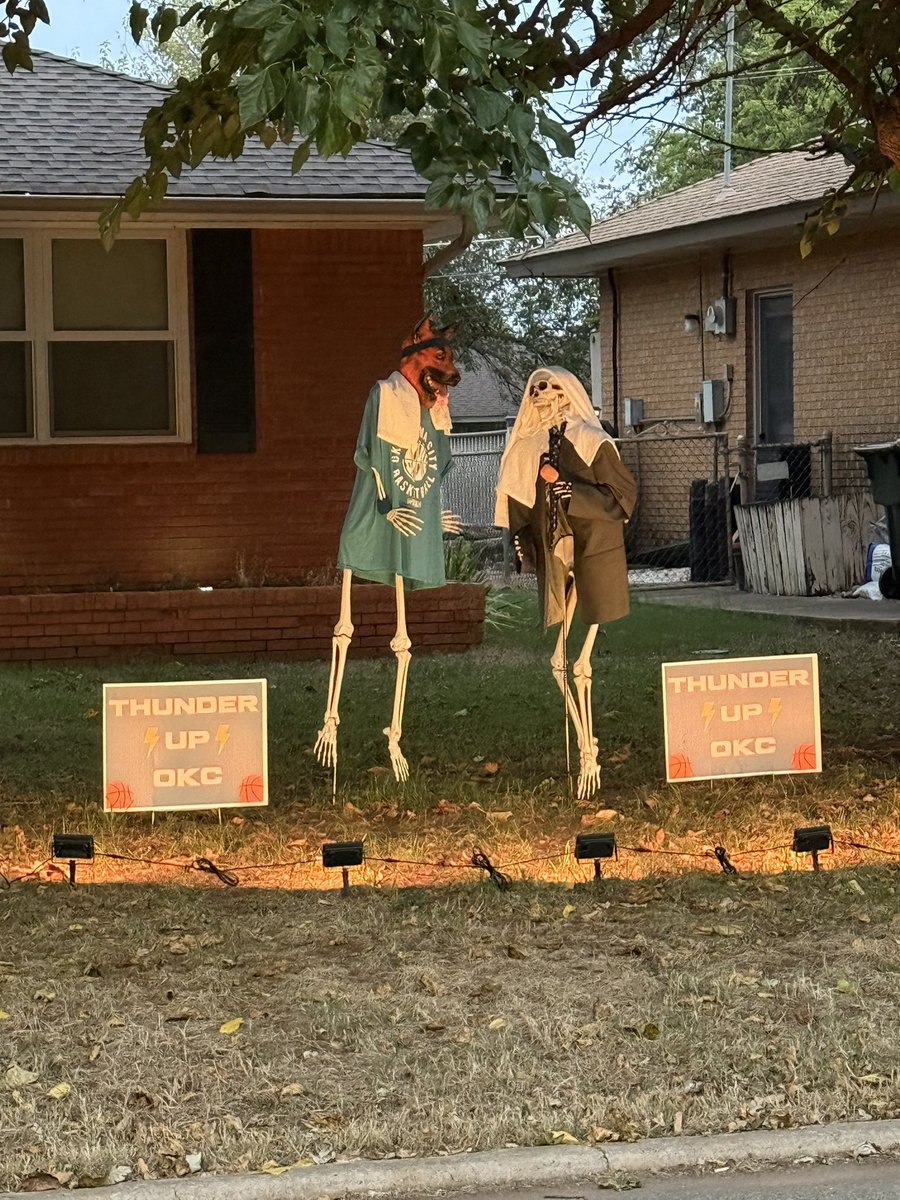 BobbyHowardOK's tweet image. Spotted in OKC: a spooky @NickAGallo postgame interview!