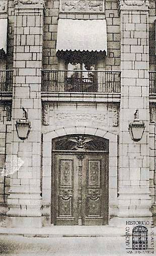 ArchivoSLP's tweet photo. 📷 #FotoDelDía
Capturada a mediados del siglo XX, esta fotografía muestra la entrada principal del Palacio de Gobierno, recordándonos la riqueza arquitectónica que podemos encontrar en nuestro Centro Histórico.

#HistoriaSinLímites #AHESLP #RicardoGallardo https://t.co/Igq30dTTPa