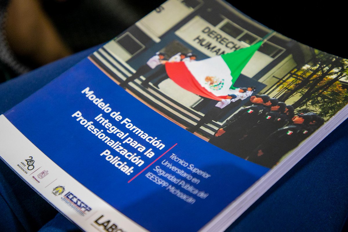 Con la finalidad de mejorar la seguridad pública, el #IEESSPP presentó la Formación Policial con Terminación en Técnico Superior Universitario en Seguridad Pública. Al evento acudió la Rectora de la @UVAQ, así como otros mandos académicos y de seguridad. uvaq.edu.mx/nueva-noticias/