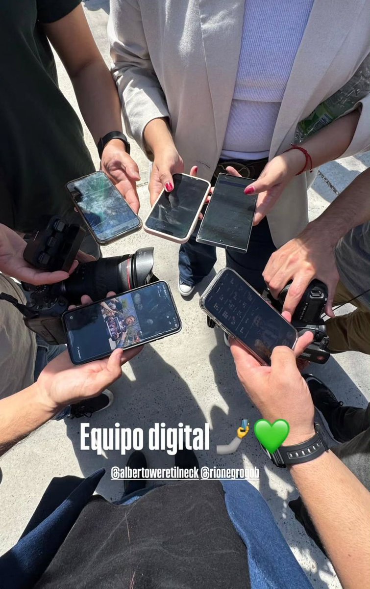 NSuarezColman's tweet image. El gobierno de Río Negro no tiene gasas en los hospitales, nafta en los patrulleros o sillas en las escuelas.
Eso sí,  tiene 5 personas bancadas con la nuestra para hacer la campaña digital de Alberto, Facundo López y Andrea Confini.
Prioridades de los autenticos decadentes