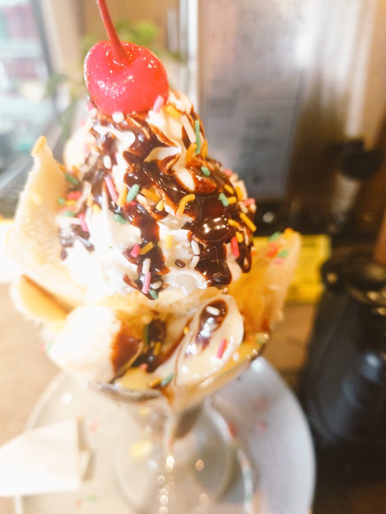 BoomRandomizer's tweet image. 今日の昼飯🍽️
強烈に甘いものも食べたかったので
バナナパフェも追加✨