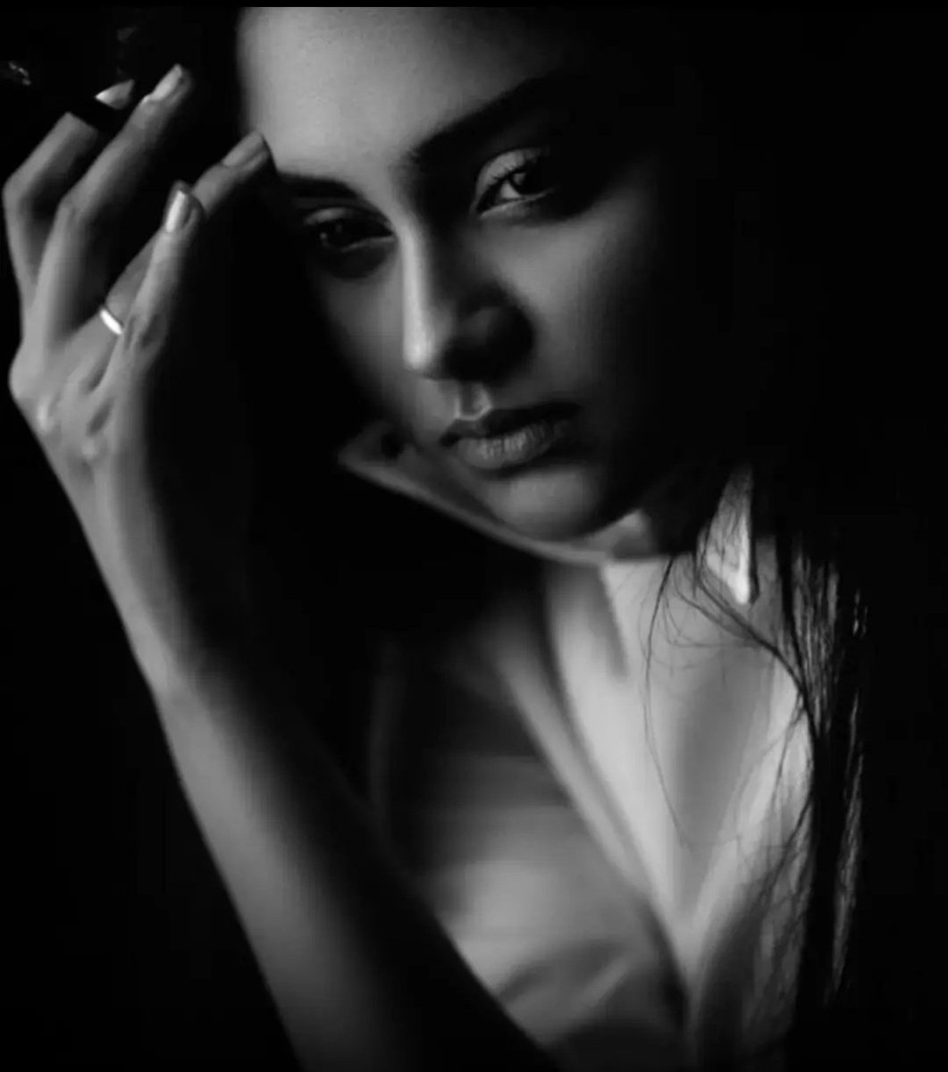 " یہ جو ہم ہنس ہنس کر گُزار رہے ھیں ، یہ وہ دُکھ ہیں جو اندر تک کھا چُکے ھیں ہمیں!

،،،،،🖤