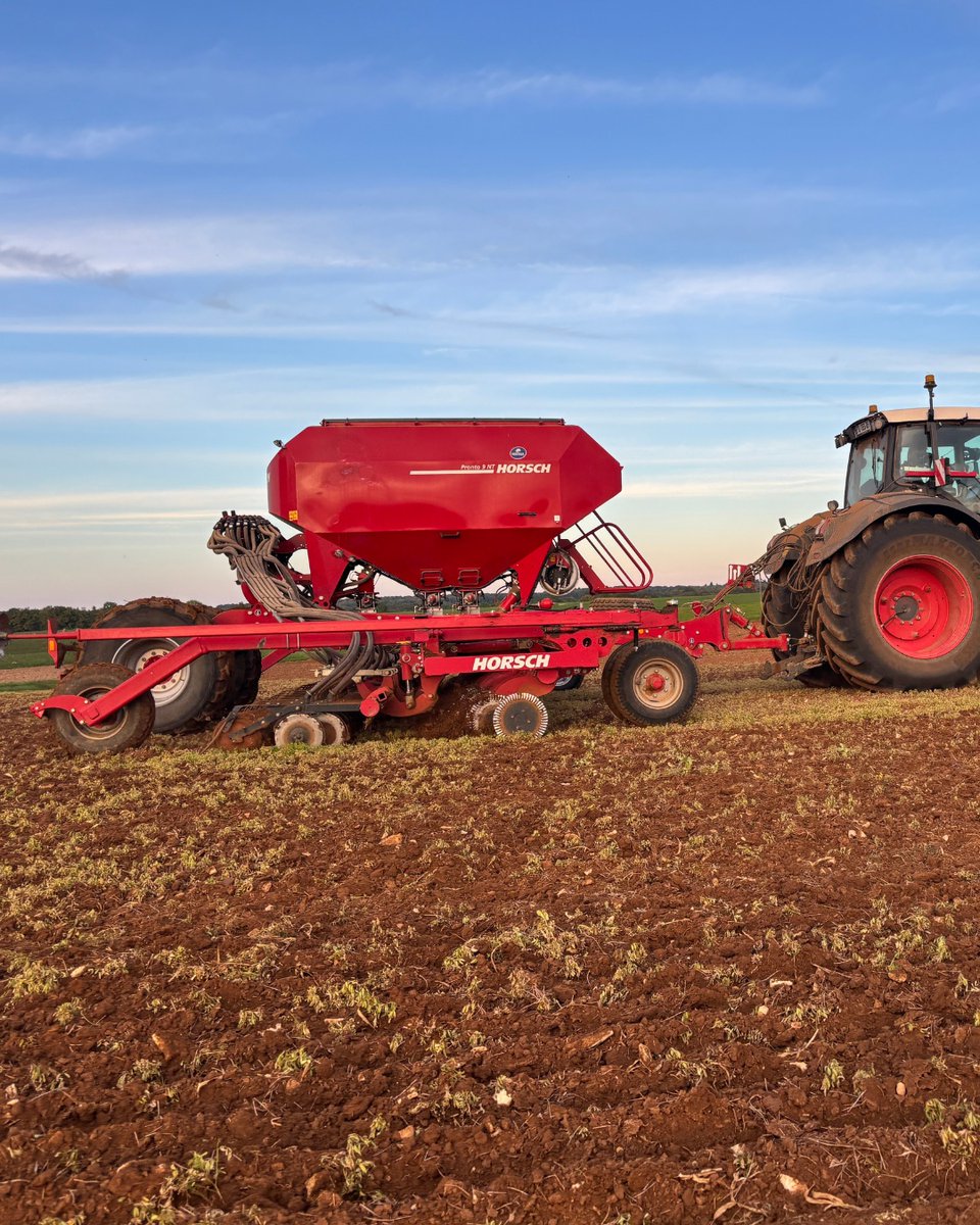 HORSCH_France's tweet image. #semis #blé #horschpronto
Pronto NT en terres argilo-calcaires superficielles dans précédent lentilles déchaumées superficiellement
#semis de blé à 140 kg/ha 
#profondeur de 2,5 cm

👉️ Les #disques #ouvreurs verticaux préparent le passage de l’élément semeur TurboDisc #precis