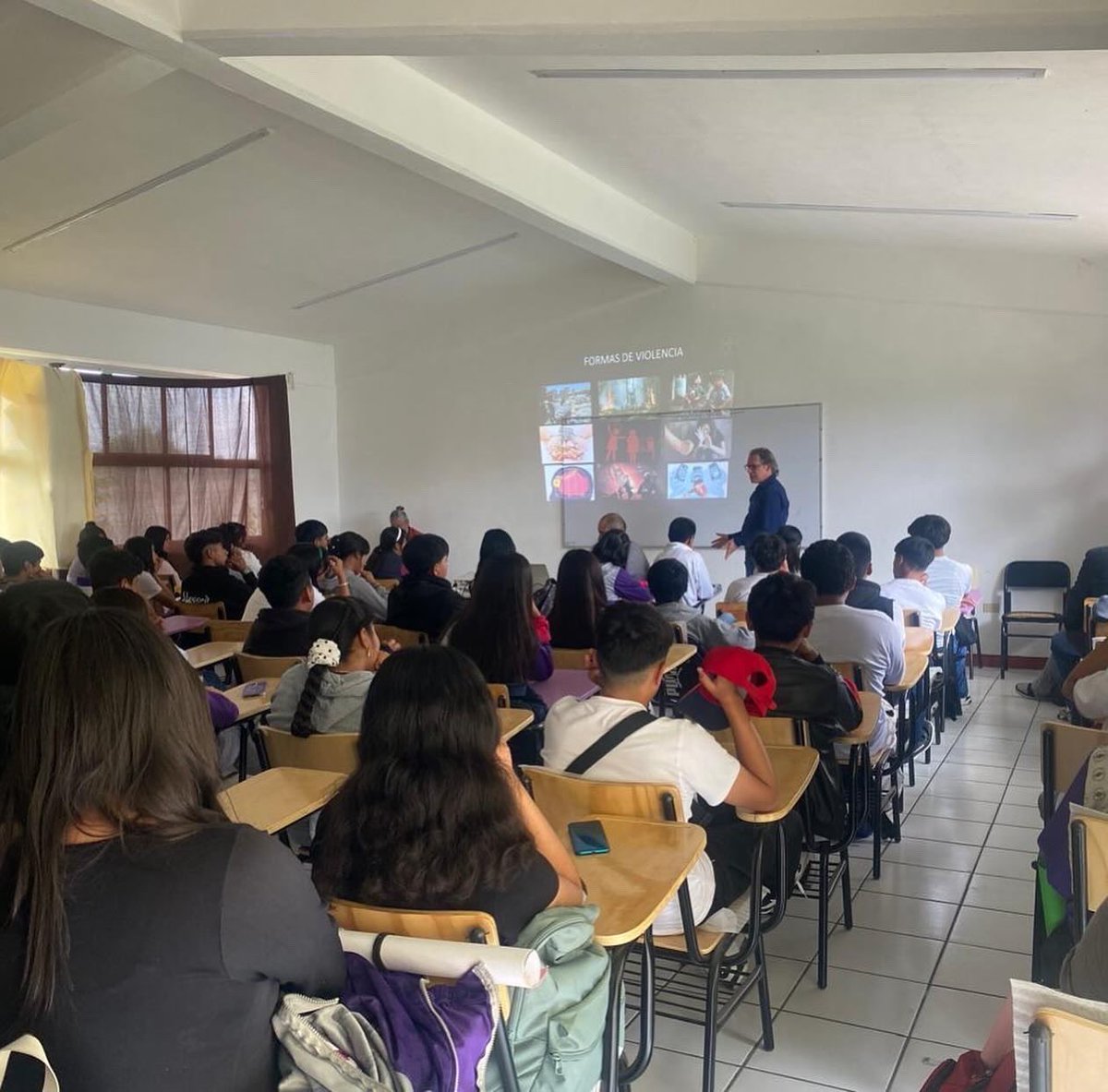 CIEUATx's tweet photo. El CIE-UATx y los CEBES realizaron charlas del programa “Cultura de Paz para Jóvenes de Bachillerato” 🌿✨
Docentes compartieron reflexiones sobre ciencia, lectura, arte, tecnología y vocación profesional, impulsando la convivencia y el pensamiento crítico. 🎓💬
#CIEUATx #CEBES https://t.co/K68IxNylWn