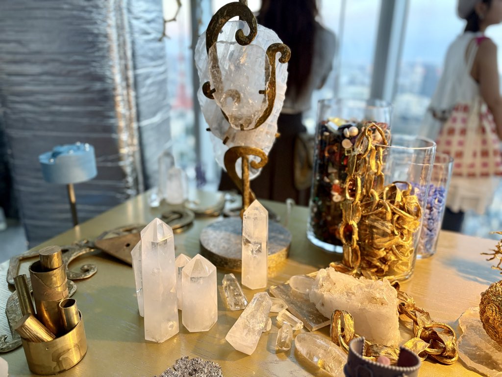 昨日は「la Galerie du 19M Tokyo」の展示会へ。

シャネルによってパリに設立された複合施設です。
シャネルといえば、ツイード。
天然石の作品も展示してありました。

とはいえ、次の予定のため時間がなくなり、じっくり見られず泣く泣く退散。

こんなに素晴らしい展示なら、もう一度行きたい...！