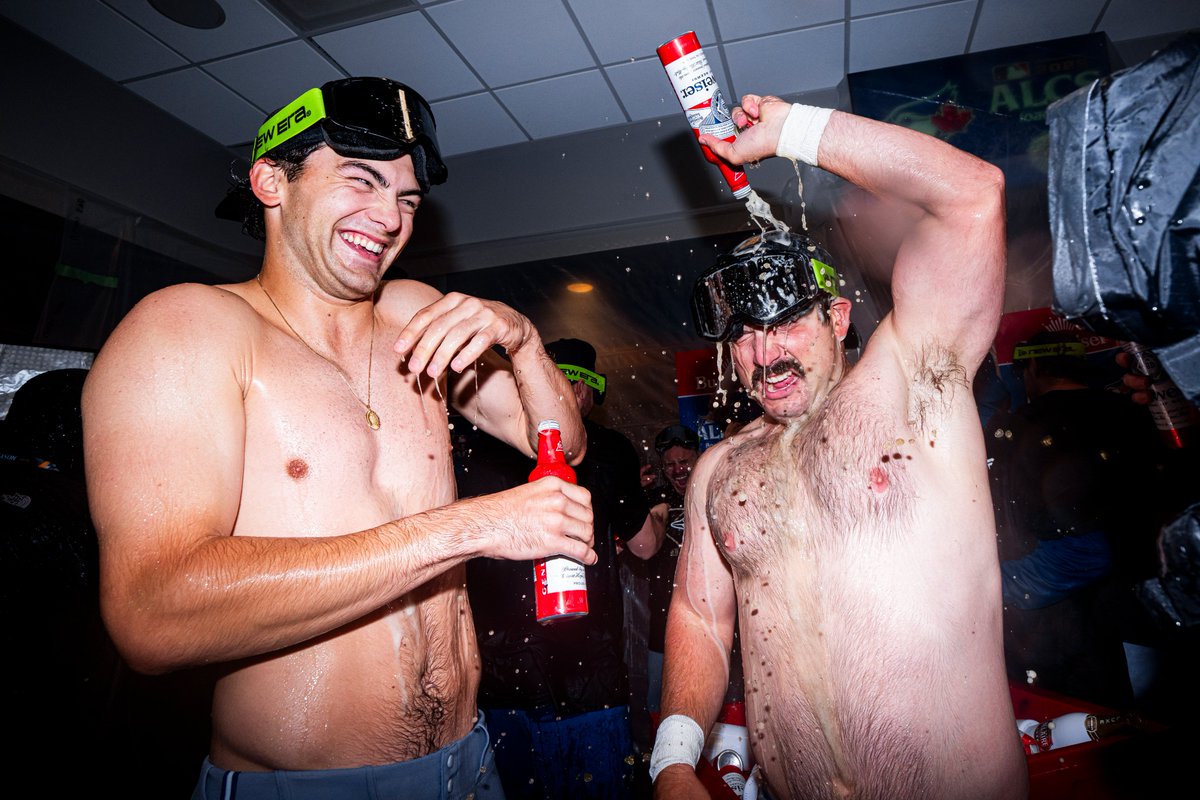 BlueJays's tweet photo. Many men..

Many, many, many, many men...

Knew we'd be here 🍻 #WANTITALL https://t.co/tZgeyFrQP8