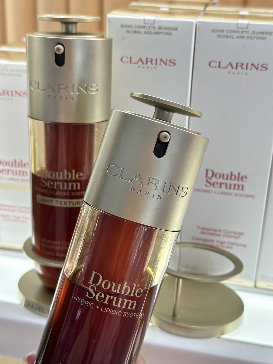 วันนี้ที่รอคอยมาถึงแล้ว😭 ในที่สุด double serum ของ clarins ก็ลดราคาา ขวดใหญ่เหลือแค่ 4,800 นิดๆเท่านั้น จาก 7,000 กว่าเลย ไม่ต้องคิดเยอะจัดขวดใหญ่มาเลย กรี๊ดมาก ที่ king power รางน้ำน้า คนมีไฟล์ตบินหยุดยาวนี้ มาได้เลย