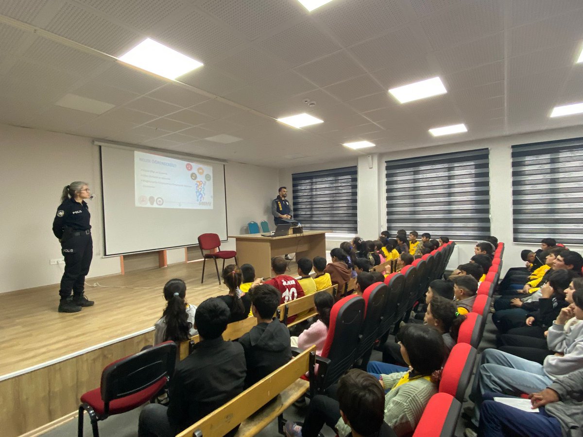 İlçe Emniyet Amirliğimiz ve Ağrı Siber Suçlarla Mücadele Şube Müdürlüğü ekiplerince, Atatürk Ortaokulu Konferans Salonu’nda “Güvenli İnternet Kullanımı” konulu seminer düzenlendi.