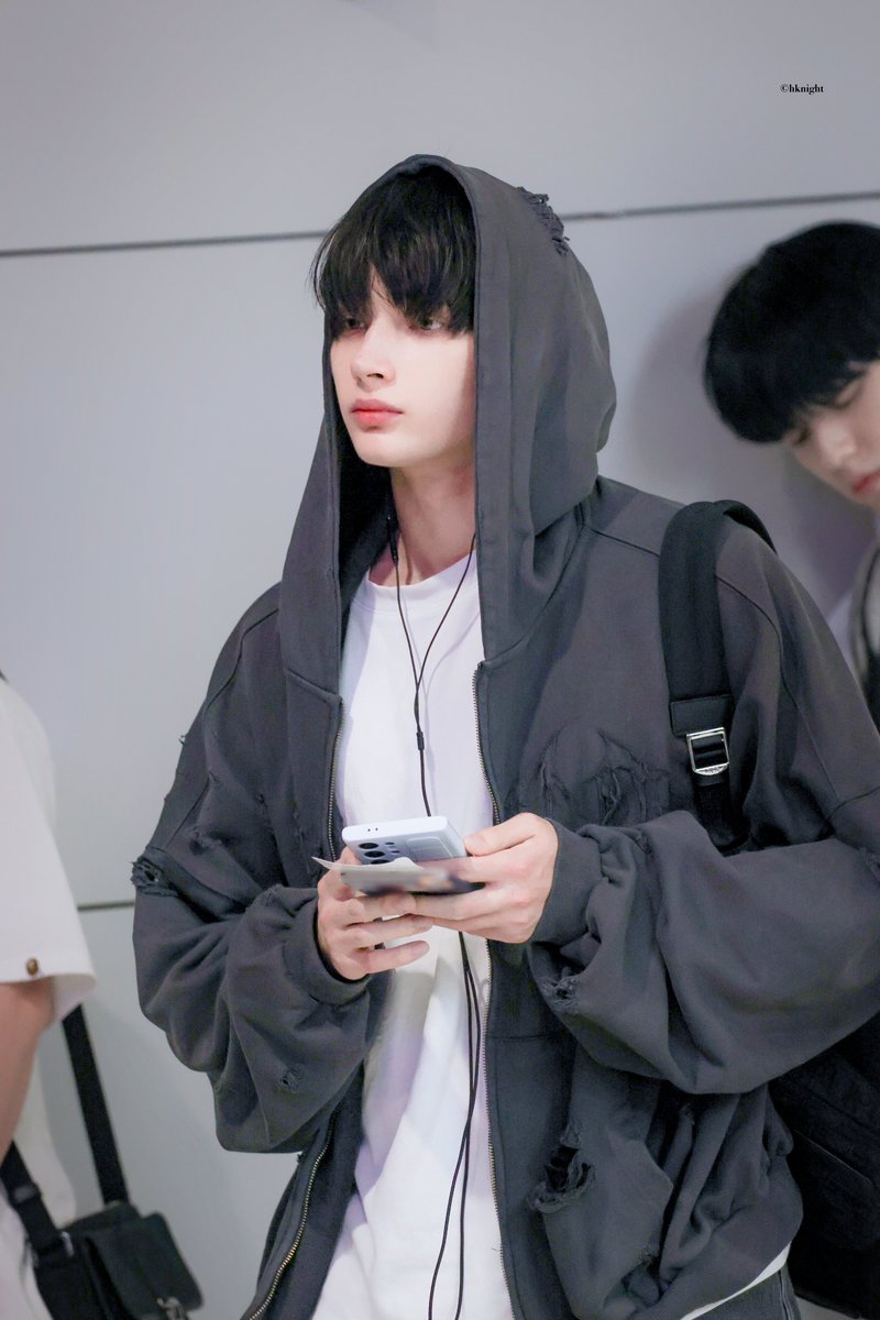 _hknight_'s tweet photo. 🍀
#휴닝카이 #HUENINGKAI #ヒュニンカイ https://t.co/iGyLbbL4uW
