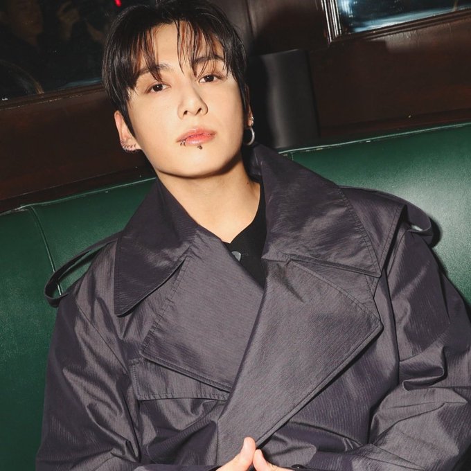 WORLDMUSICAWARD's tweet image. #Jungkook&apos;s &apos;GOLDEN&apos; makes history as the 1st Album by an Asian Soloist to surpass 6.2 Billion streams on Spotify and the fastest studio album by an Asian Act to reach this milestone! 💪🏆🥇📀✖️🌏👨‍🎤💥6⃣.2⃣Ⓜ️🎧➕🏆💨✖️🌏🐐🔥💛🖤💜