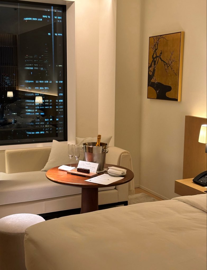 7seasbespoke's tweet image. 東京の中心、虎ノ門。
窓の外に東京タワーが輝く静かな夜。
ミニマルで洗練された空間で、
少しだけ特別な東京を感じて。

📩気になる方はDMで💬
#TheTokyoEdition #東京エディション虎ノ門 #TokyoTowerView #ホテルステイ