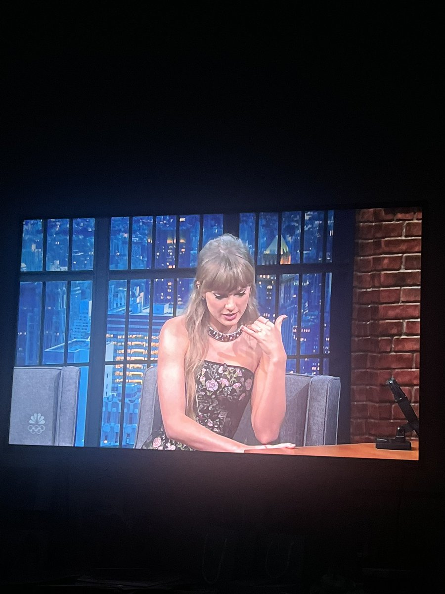 ellaswifted's tweet photo. @taylornation13 THE SNAKE IS LOOSE??? Since when was there even a snake😭😭😭😭 https://t.co/kWOgt0zrDS