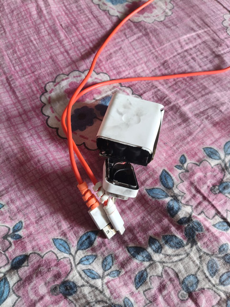 Keshav2004_'s tweet image. @RelianceDigital recently i purchased one plus nord CE 5 phone from your store and now the charger of that is blast @OnePlus_Support @OnePlus_IN @oneplus one plus is the scam brand your service centre doesn't replace my charger 

#oneplusscam #oneplusfraud