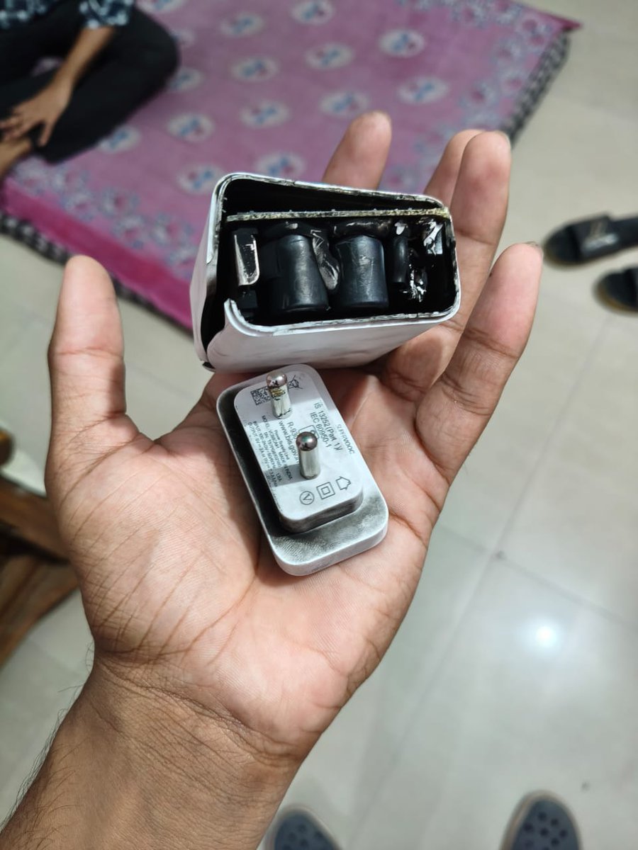 Keshav2004_'s tweet image. @RelianceDigital recently i purchased one plus nord CE 5 phone from your store and now the charger of that is blast @OnePlus_Support @OnePlus_IN @oneplus one plus is the scam brand your service centre doesn't replace my charger 

#oneplusscam #oneplusfraud