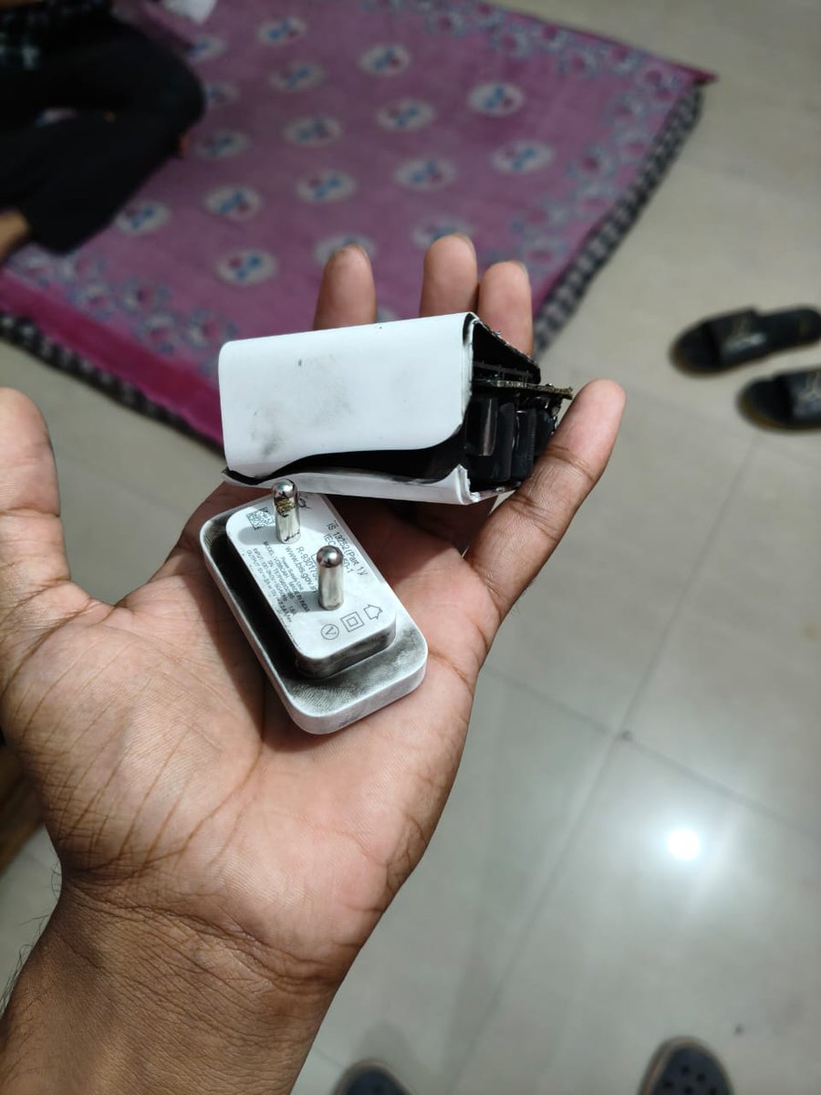 Keshav2004_'s tweet image. @RelianceDigital recently i purchased one plus nord CE 5 phone from your store and now the charger of that is blast @OnePlus_Support @OnePlus_IN @oneplus one plus is the scam brand your service centre doesn't replace my charger 

#oneplusscam #oneplusfraud
