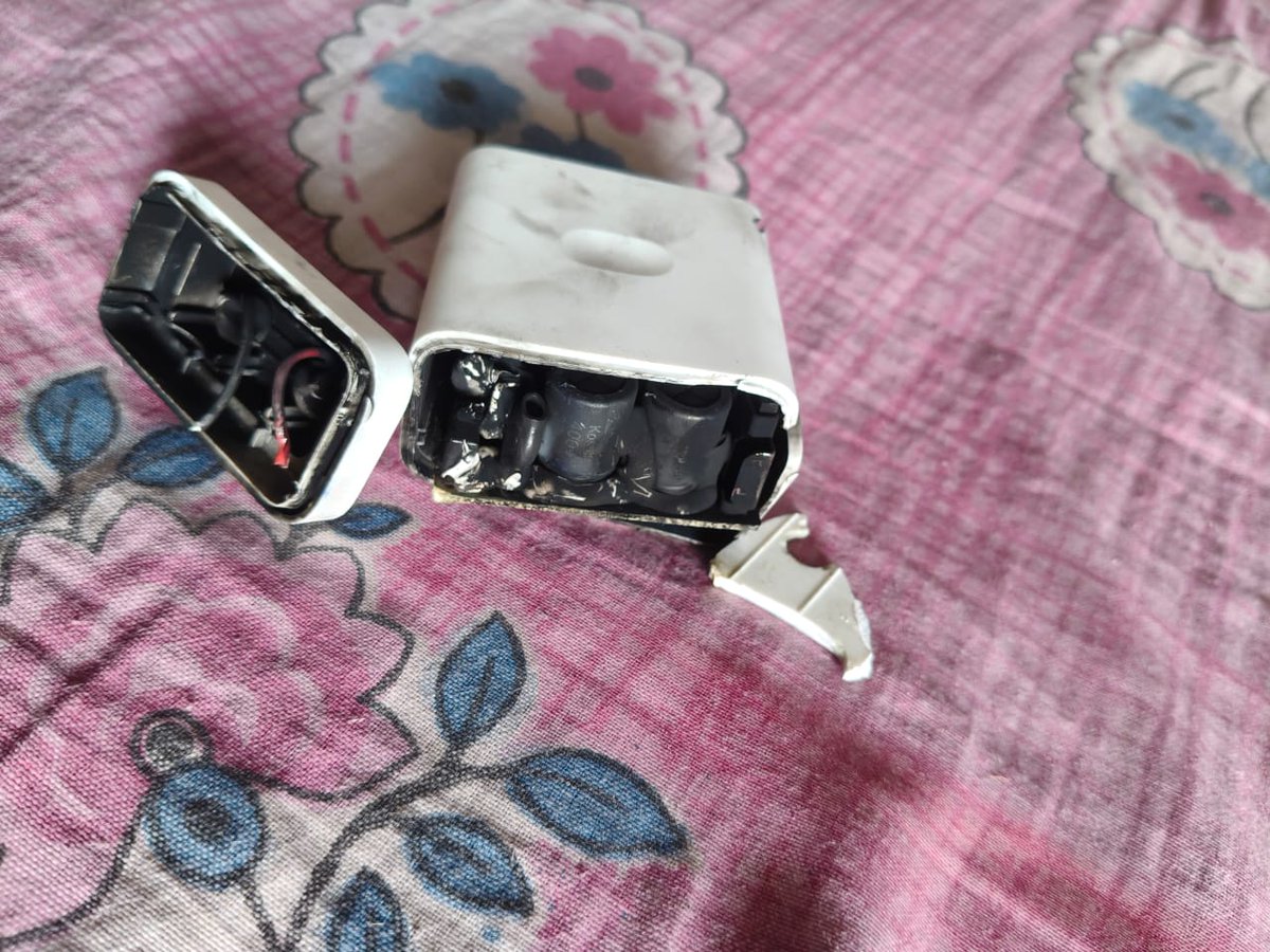 Keshav2004_'s tweet image. @RelianceDigital recently i purchased one plus nord CE 5 phone from your store and now the charger of that is blast @OnePlus_Support @OnePlus_IN @oneplus one plus is the scam brand your service centre doesn't replace my charger 

#oneplusscam #oneplusfraud