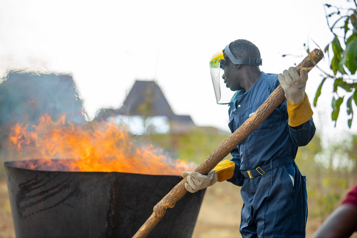 In Sept, 195 farmers &amp; 4 gov’t officers in 🇹🇿 trained on artisan #Biochar techniques for #carbonremoval &amp; soil health. Led by <a href="/SolidaridadECA/">Solidaridad East and Central Africa</a>, sessions covered biomass use, kiln ops, &amp; safe production. #ClimateChangeMitigation #Agroecology <a href="/marymkonyi/">mary mkonyi</a>