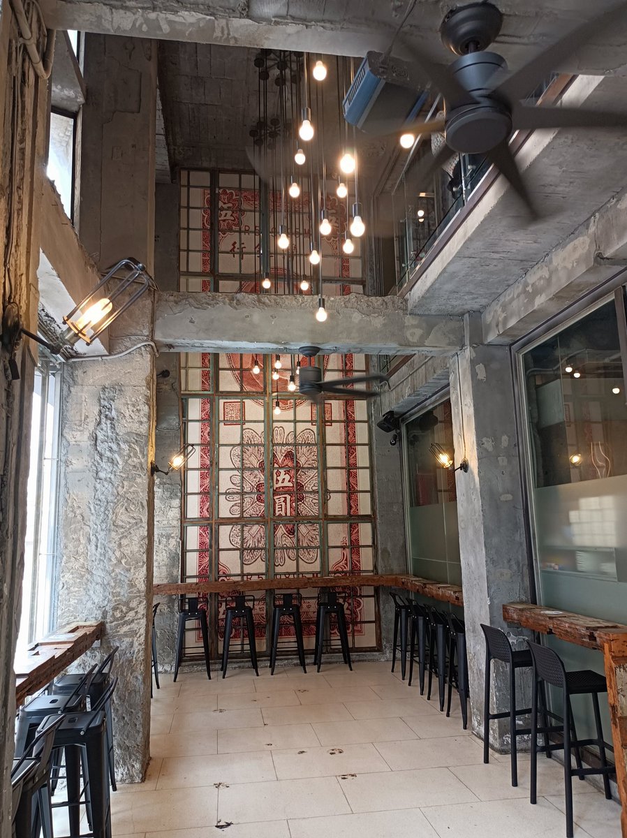 早餐 吃 上海點心（油豆腐細粉湯、酸辣湯+ 肉包、花捲 ）加上一碗辣乾麵。

經濟實惠的日常小食。

飯後去享受冰淇淋、咖啡，優哉的廢人生活！

看人現做冰淇淋餅皮，點個三球品嚐一下！
喝杯冰咖啡，吹冷氣，凉夏廢在這裡....爽爽爽

#台中市上海點心館
#第四信用合作社