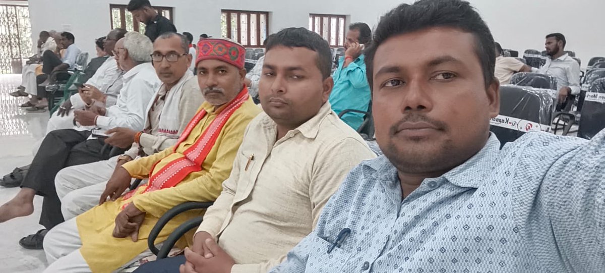 Krishna Mohan Yadav (@krishnamohanup) on Twitter photo आत्मनिर्भर भारत अभियान के निमित्त किसान पीजी कालेज सेवरही में भाजपा गोरखपुर क्षेत्र के क्षेत्रीय अध्यक्ष आदरणीय श्री सहजानन्द राय जी, जिला अध्यक्ष आदरणीय श्री दुर्गेश राय जी व कार्यक्रम के संयोजक माननीय विधायक डा. असीम कुमार जी का मार्गदर्शन प्राप्त हुआ। आत्मनिर्भर भारत अभियान के निमित्त किसान पीजी कालेज सेवरही में भाजपा गोरखपुर क्षेत्र के क्षेत्रीय अध्यक्ष आदरणीय श्री सहजानन्द राय जी, जिला अध्यक्ष आदरणीय श्री दुर्गेश राय जी व कार्यक्रम के संयोजक माननीय विधायक डा. असीम कुमार जी का मार्गदर्शन प्राप्त हुआ।