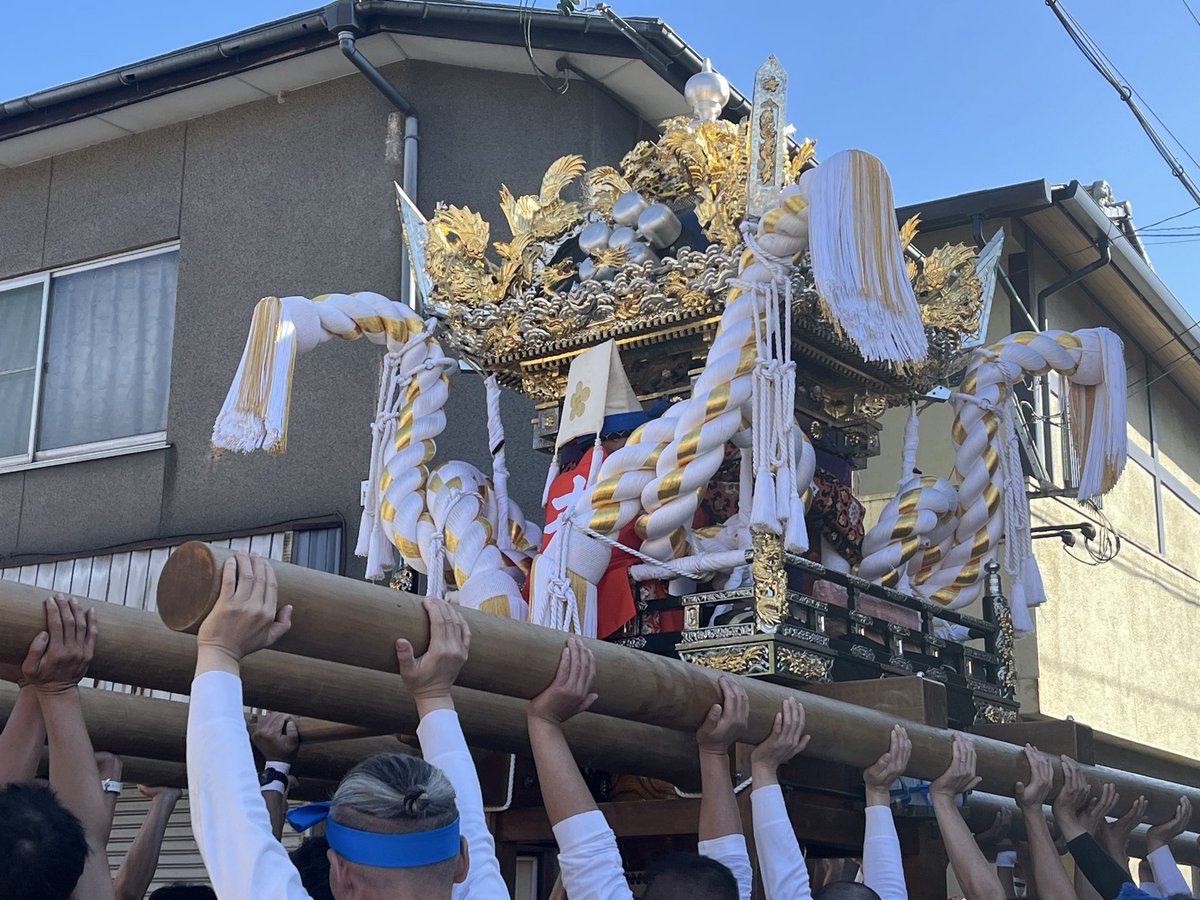 大浜屋台 子供屋台ながらも丸担き棒や巻き伊達綱等、大人屋台と遜色 