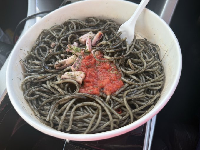 セブンイレブンのイカ墨パスタ 