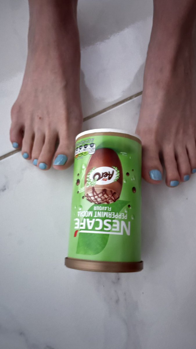 Can’t start the day without a nice creamy hot chocolate ☕️ 🍫 🔥 

Wishing everyone a great day 

#prettyfeet