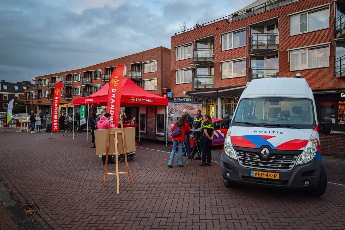 Veiligheidsmarkt in centrum Leek; inwoners in gesprek met politie, brandweer en andere veiligheidspartners infoleek.nl/104090/2025/10… #InfoLeek