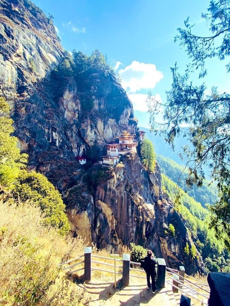 Бутанд зочлох аялал 10/21-29.
 Асууж байсан хүмүүс сонирхохоор бол холбогдоно уу.