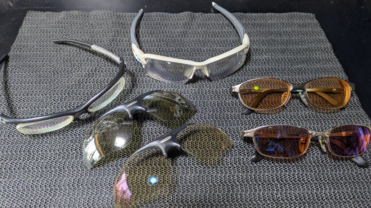 SuminoYUJI's tweet image. 自転車用のグラサンで度付きうんぬんがポストで流れてきたけど、自分はもっぱら度付きレンズ。
右下のは運転用でレンズが  #TALEX の偏光レンズですごく目が楽♪
左の  #RUDYPROJECT はクリアの度付きに偏光レンズをフリップアップ。
今のメインがOAKLEYのフレームに調光レンズにミラーコート。