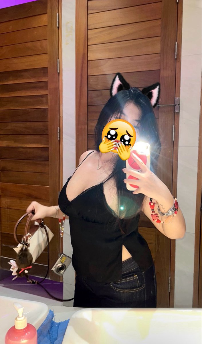 Ai đó hỏi: Tại sao khi iu ko thấy m giữ người iu? 
🐈‍⬛: Mô phật, đời ai cũng đầy cám giỗ, tự giữ mình còn chưa xong 😇