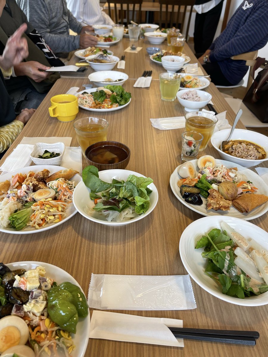 今日はおぶせ校のランチ会で一粒万平さん。ビュッフェ形式なので各々が食べたいものを盛り付けます。ここは全部美味しいし、野菜系が多いので何回お代わりしてもお腹いっぱいになりにくい笑
皆さんの話も楽しくてイイ会でした。ありがとうございました♪
