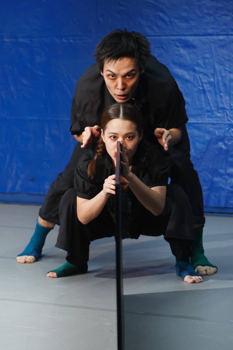 tabekko_clair's tweet photo. ダンス01『スタジオ実験室vol.14.2』にご来場いただきありがとうございました！
何も語らない黒い板と2人の男女。
今まさに板を立てる！という集中が、身体の内部から湧き上がるよう深めたいです。

野外パフォーマンスやベビーシアター、別空間でも余らない身体を目指して！

photo by Hidehiro Kato https://t.co/gcDMwoSxXc