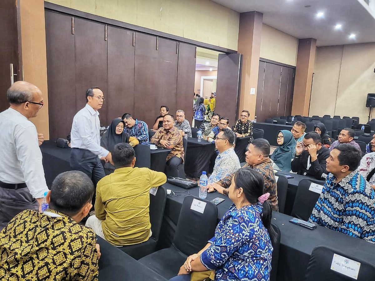 Pemberian penghargaan oleh menteri desa, PDT kepada desa berkinerja terbaik dalam konvergensi penurunan stunting di Indonesia 
<a href="/prabowo/">Prabowo Subianto</a>
<a href="/YandriSusanto/">Yandri Susanto</a>
<a href="/ArizaPatria/">Ariza Patria</a>

*#DesaTerbaik*
*#TerimaKasihPakMentriDesa*