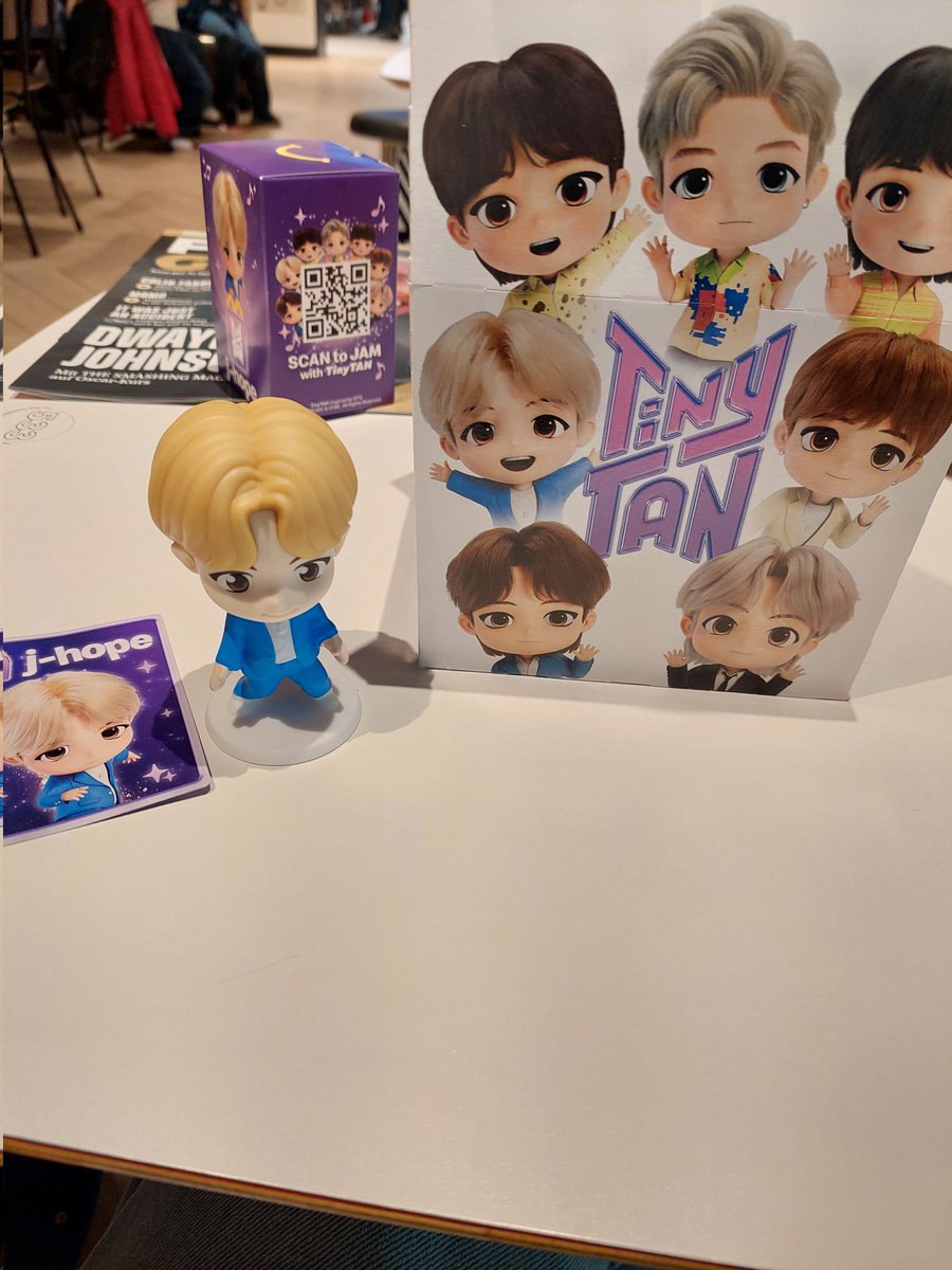 MF24216688's tweet photo. スイス🇨🇭のマックでBTSのハッピーミールやってた💜品切れしてる店舗もあり。

ホビが来てくれたので母にプレゼント🎁します✨ https://t.co/gCgLszuhSr