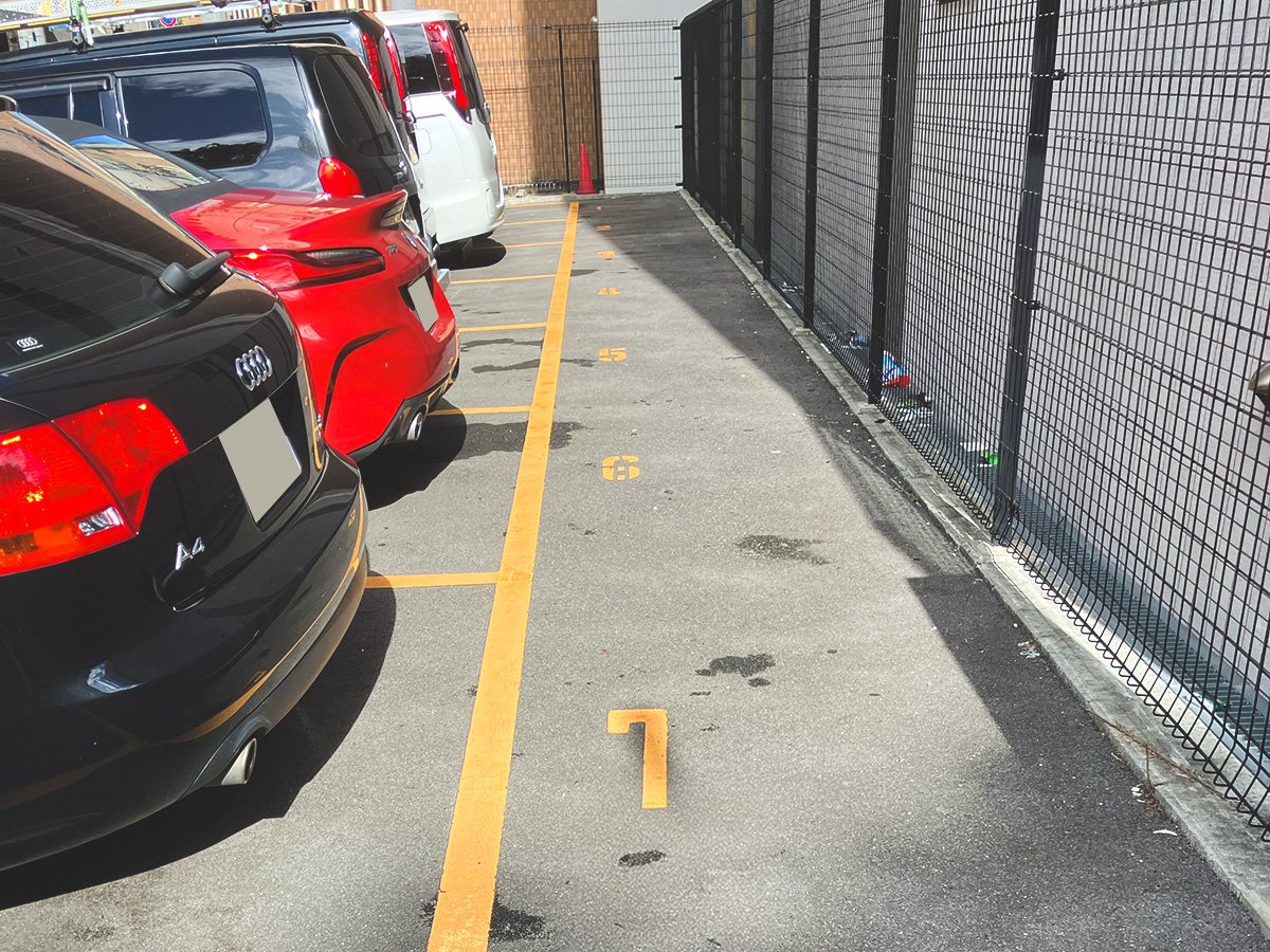 このコインパーキング、車の前側にも普通に番号がふってあるのですが、端っこにある料金支払機から見るとその目線に向けて番号がふってあってシゴでき感あると言いますかジャンル違うかもですがUI/UXに通じる配慮だなと感心することしきり(๑･౩･๑)