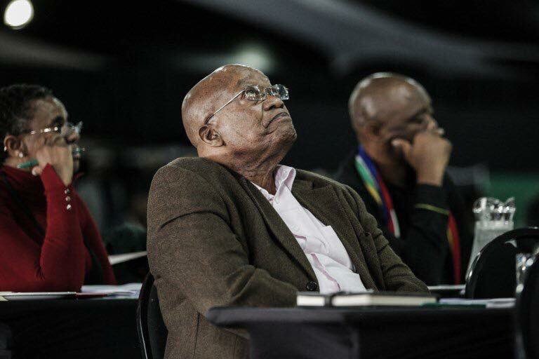 Zonke322's tweet photo. @NickolausBauer This is the first President who is really struggling to run the country nor to make decisions. He is forever setting up panels and commissions, he is exhausting really, a whole business man, ayi suka!!!! https://t.co/QGEj32bCc2